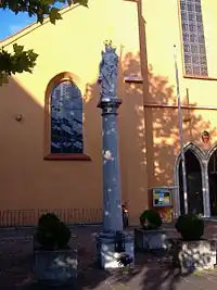 Mariensäule vor der Kirche