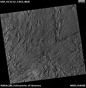 魯爾谷附近的銳蝕地形。火星偵察軌道器的 HiRISE 拍攝。