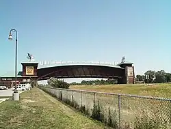 上跨80號州際公路的Great Platte River Road Archway Monument