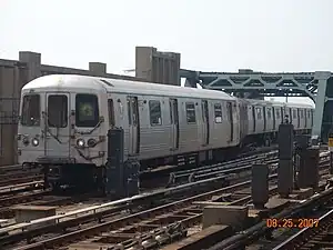 2009年7月G線列車仍以史密斯-第九街車站為總站時，R46型（英语：）G線列車在第四大道轉換軌道