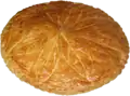 Galette（法语：）,图中为国王饼。如果单是galette，指的是荞麦面做成的煎饼，没有咸甜调味，是直接可以包裹香肠或者其他材料的主食尤其是与香肠搭配，常在街头售卖，叫galette saucisse