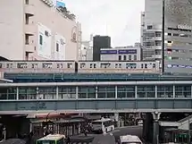 東急東橫店西館3階月台的銀座線電車（2005年5月5日）