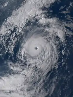 天鵝在8月23日即將橫過西表島之際，第3次急劇增強，風眼再次變得清晰可見。