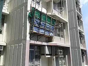 修理外牆水管搭建的吊棚