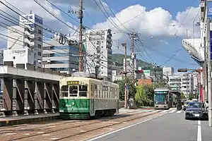 行駛於濱町拱廊電車站附近的4號系統電車