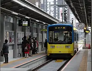 在新站舍停車中的往我孫子道的電車