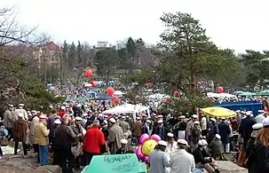 瓦普节时野餐庆祝的人群