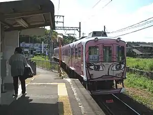 車站月台，圖中列車前往伊賀神戶