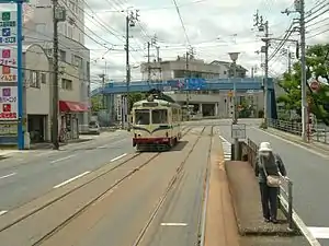 從東邊望向電車站。右邊為播磨屋橋方向月台