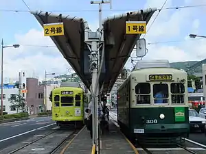 停靠於螢茶屋電車站的3號系統電車和4號系統電車