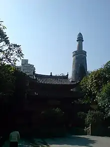 从怀圣寺里面望光塔