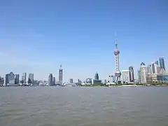 晴天下的黃浦江畔