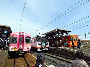 三輛列車同時停靠於川跡車站月台，由左至右依序為1號月台（往出雲大社前方向）、2號月台（往松江宍道湖溫泉方向﹚、3號月台（往出雲電鐵方向）