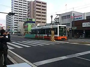 停靠伊予鐵道2100系電車的本町五丁目站南側月台（2014年）