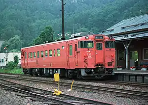 於歌志內站停車中的KiHa40 184（1986年）