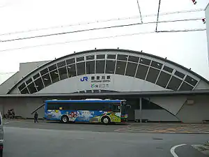 水車造型的能登川車站（東口）