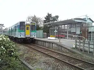 車站大樓和30形柴油列車（日语：）（2006年6月15日）