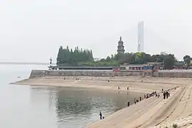 观音矶全景，远处为荆州长江大桥