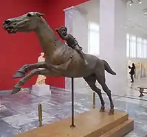 《阿爾特米西昂的小騎師》（Jockey of Artemision），可能是穆米烏斯洗劫科林斯城時掠奪的銅像