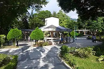 公園涼亭旁原為池塘，由鍾華楠建築事務所設計，不過到2000年代初被填平，亭頂鏤空位置亦被封補