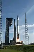 Atlas V搭载TDRS-M在SLC-41发射升空，左侧的载人发射服务塔已建造完毕以供以后的载人飞行任务使用。