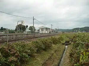 上野目車站與它兼作候車室用途的簡易站房遠景