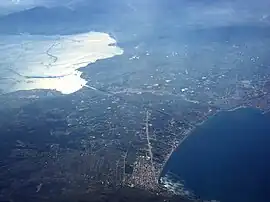 從北向南俯瞰科林斯地峽及科林斯（圖片右上角臨海城市）