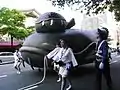 2009年神田祭，鯰（地震的象徵）和要石（地震封印）