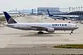 聯合航空的波音777-200ER型客機在關西國際機場滑行