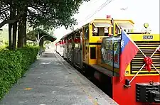 在高雄糖廠牽引觀光列車的德馬B型機車，停靠在台糖高雄花卉農園中心。