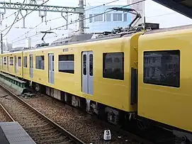 KEIKYU YELLOW HAPPY TRAIN 的黄色车身与银色车门