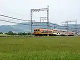 大和西大寺車站與新大宮車站間平城宮遺跡橫斷。後方為東大寺。（2009年5月）