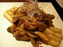 宮中辣炒年糕（궁중 떡볶이），又稱醬油炒年糕，因為加了韓式醬油