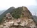 從獅子山西崖頂東望其餘兩個山峰