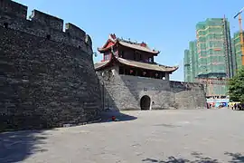 东门