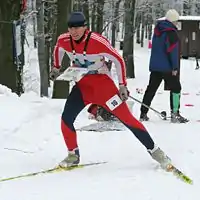 紅衣男子在滑雪，胸前有地圖架，穩定地圖，高速滑行時仍可間中低頭讀圖