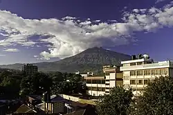 阿魯沙景色，後為梅魯火山