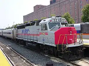 EMD GP40WH-2型柴電機車（編號52號）於康登站，2004年7月2日。