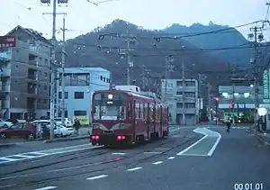 前往關的列車在田神線一方乘車處停靠中（2005年）