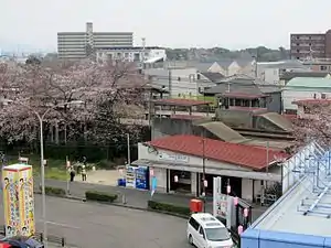 車站全景。前方右端為愛知環狀鐵道中岡崎站