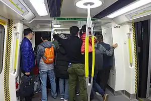 列車為開放式車廂，吸引不少乘客在車頭欣賞前方景色