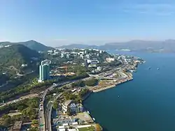 馬料水一帶，圖中左方是香港中文大學，右方近海建築群為香港科學園