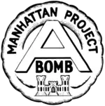 圆形的徽章，顶上书有“Manhattan Project”字样，中间是字母“A”，A下面是“BOMB”。徽章最底部是美国陆军工程兵团的城堡徽章。