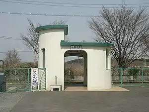 站舍（2006年4月1日）現在在此前建立了「松久站前情報館」