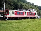 KiHa30形柴油列車（日语：）停靠在站內。（2000年）