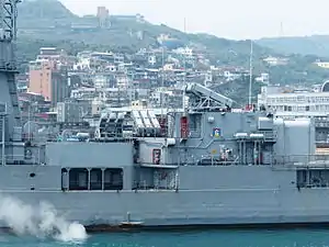 宜陽軍艦中段的標準一型防空飛彈發射箱與Mk 32 Mod9雙聯裝固定式水面船艦魚雷管特寫。