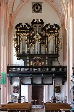 im Mittelschiff zur hölzernen Orgelempore mit der Orgel