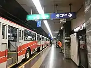 抵達立堂站的8000形無軌道電車