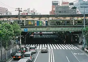 橫跨都道457號線（日语：）的JR東日本西日暮里站