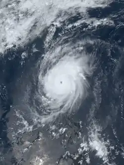 紅霞在5月10日即將以巔峰強度擦過呂宋東北角，風眼在衞星雲圖上清晰可見。